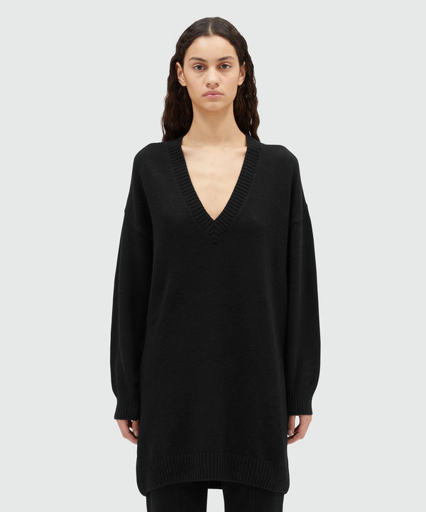 Plain cashmere jumper with V-neck