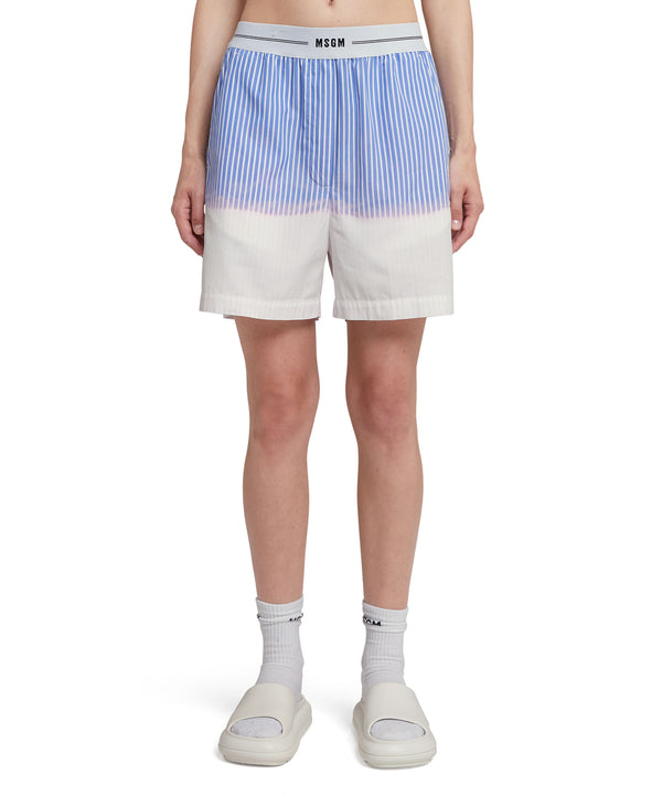 Shorts in popeline con banda logo e trattamento faded