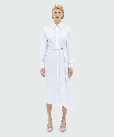 White poplin shirt dress with "TheMwave" buckle