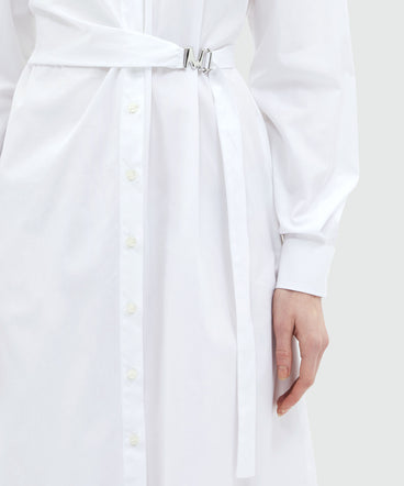 White poplin shirt dress with "TheMwave" buckle