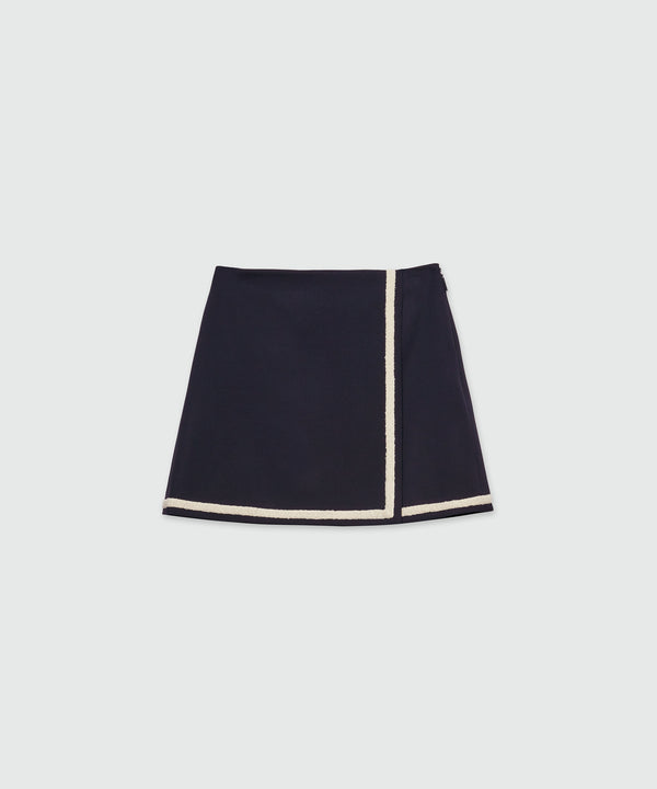 Short skirt in fresco wool with bouclé profiles