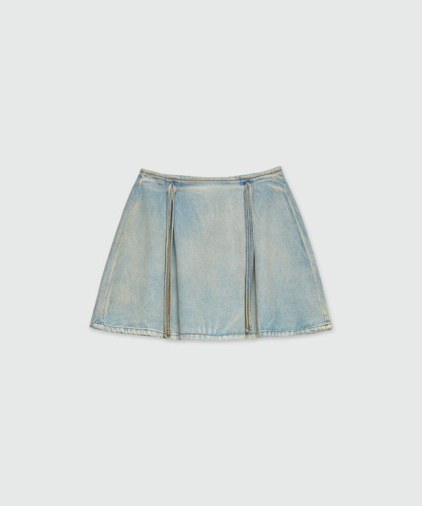 Short skirt in light blue washed denim