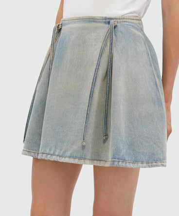 Short skirt in light blue washed denim