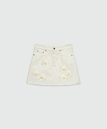 Short skirt in white denim with raffia flowers