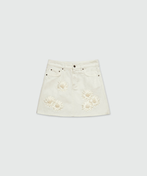 Short skirt in white denim with raffia flowers