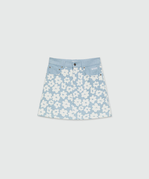 Short skirt in flower print denim