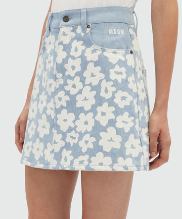 Short skirt in flower print denim