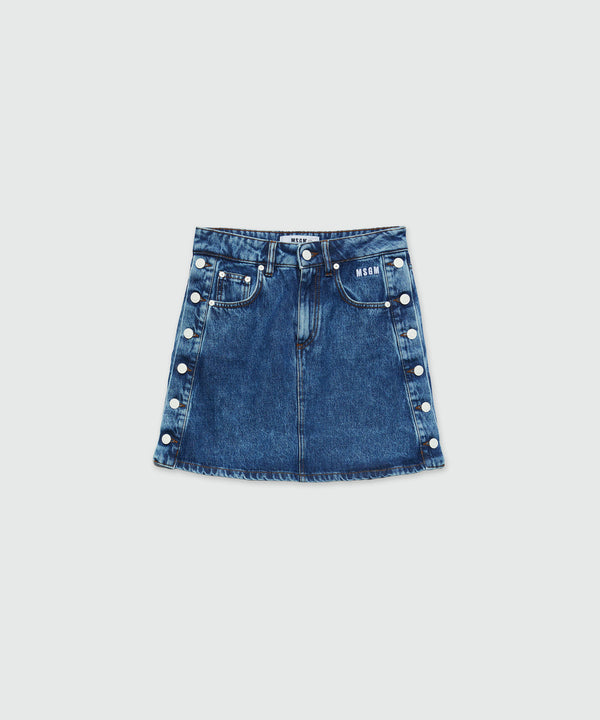 Short denim skirt with metal buttons